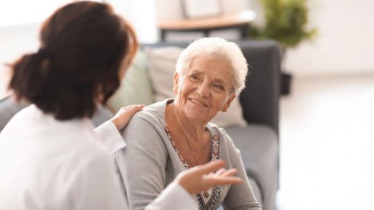 zdjęcie przedstawia dwie starsze kobiety