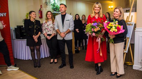 zdjęcie przedstawia kilka osób, kobiety z kwiatami