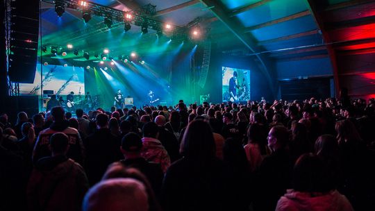 zdjęcie przedstawia tłum ludzi przed sceną na koncercie