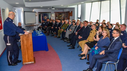 Bezpieczeństwo w powiecie gorlickim pod lupą. Jakie wnioski po 2025 roku? zdjęcie przedstawia narade podsumowująca działalność jednostki policji