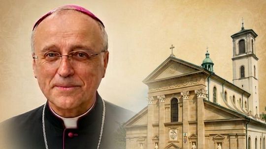 zdjęcie przedstawia twarz mężczyzny w czarnym habicie, na głowie ma piuskę