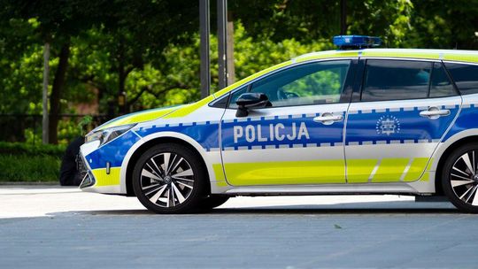 Zdjęcie przedstawia radiowóz policyjny