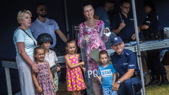 zdjęcie przedstawia grupę osób