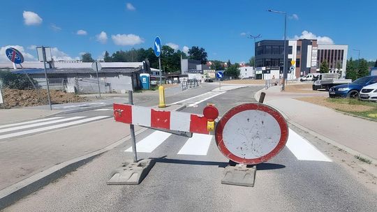 zdjęcie przedstawia znak postawiony na jezdni
