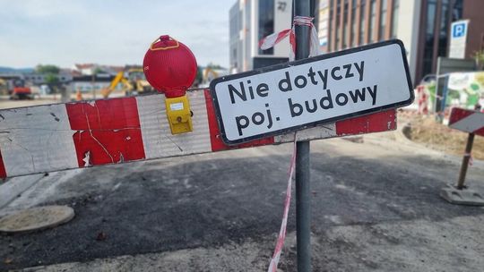 zdjęcie przedstawia znaki na placu budowy ronda w gorlicach
