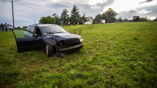 Ropa. Audi ścięło słup i wypadło z drogi.