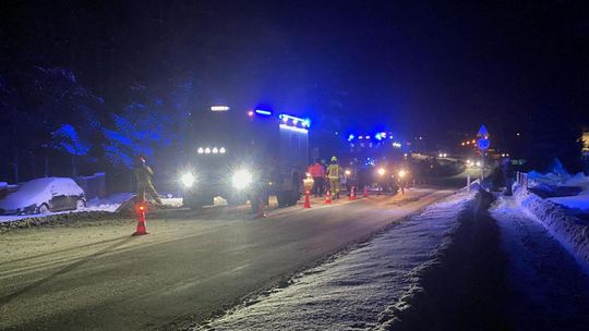 zdjęcie przedstawia wozy straży pożarnej na jezdni w śniegu