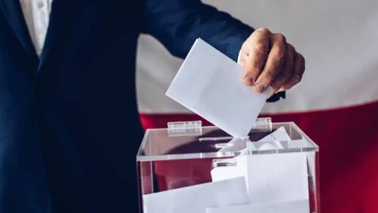 Wrzucanie kart wyborczych do urny