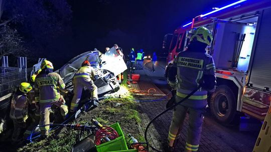 zdjęcie przedstawia karetkę, radiowóz i wozy straży pożarnej, na pierwszym planie śmigłowiec