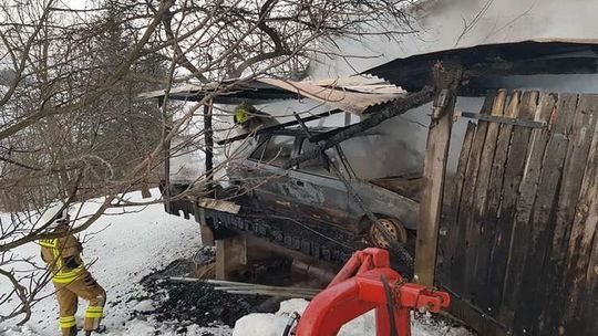 Ropa. Pożar garażu. W środku samochód z LPG. [ZDJĘCIA]