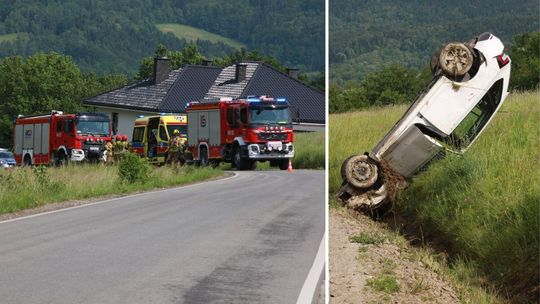 zdjęcie przedstawia samochód na dachu i wozy straży pożarnej