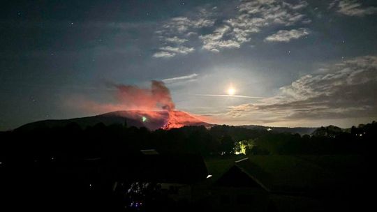 Zdjęcie przedstawia pożar na nocnym niebie