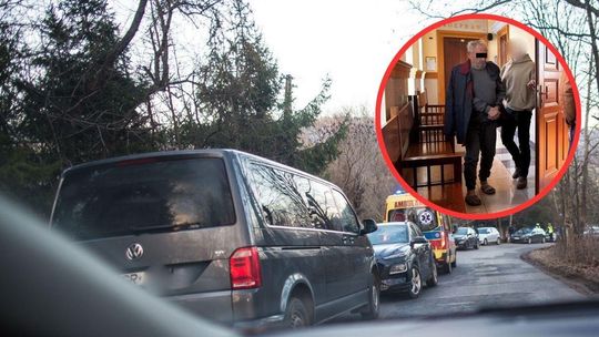 samochody i karetka stojące po lewej stronie drogi, obok zdjęcie mężczyzny prowadzonego przez policjanta w sądzie