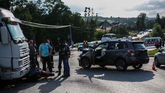 Ropa. Zderzenie motocykla z osobówką. Jedna osoba ranna.