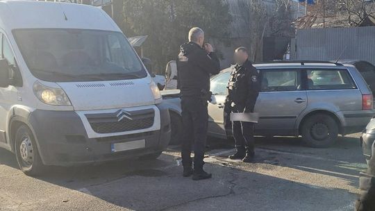 zdjęcie przedstawia dwa samochody i mężczyzn przy nich