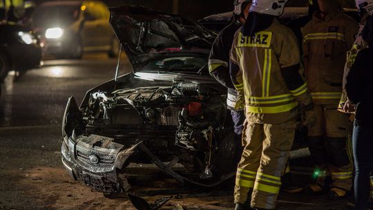 Ropa. Zderzenie osobówek obok stacji paliw.