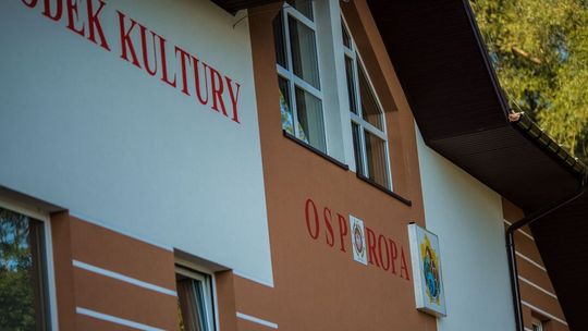 Budynek OSP KSRG w Ropie widok elewacji z napisami i logo OSP KSRG Ropa w powiecie Gorlickim