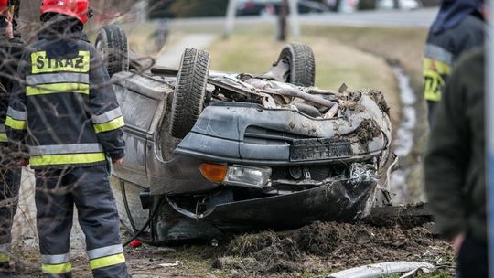 Ropica Górna: opel uderzył w betonowy przepust, dwie osoby ranne