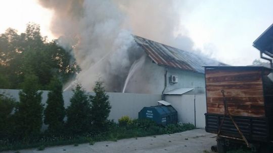 Ropica Górna. Pożar zabudowań. Na miejscu kilka zastępów straży pożarnej.