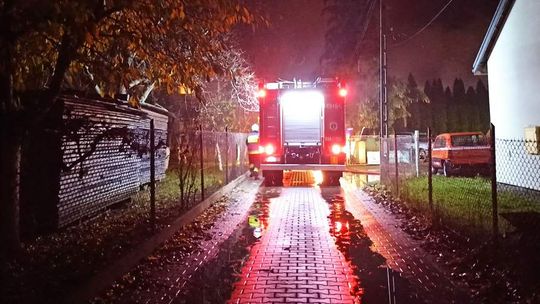 Ropica Polska. Pożar garażu w otoczeniu domów, na miejscu kilka zastępów strażaków AKTUALIZACJA