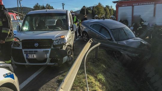 Ropica Polska. Volvo przełamało bariery zabezpieczające.