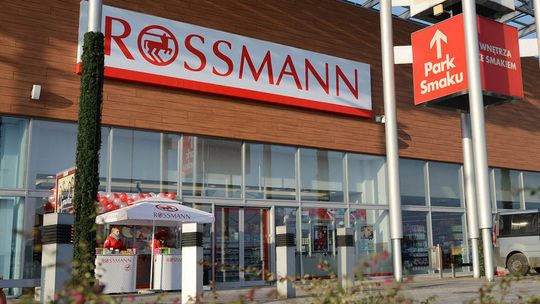 Rossmann znów zaskakuje przecenami. Zobacz co warto kupić w promocji.