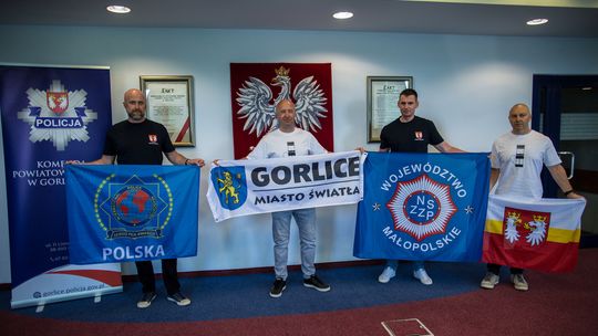 Rowerem przez Polskę dla chorej dziewczynki. Policjanci podsumowali akcję zdjęcie przedstawia kilku mężczyzn flagami