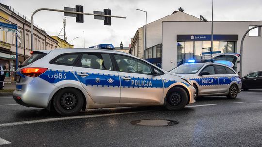 Rowerzyści i kierujący z promilami. Taki był ostatni weekend w Gorlickiem zdjęcie przedstawia policyjne radiowozy na skrzyżowaniu w Gorlicach