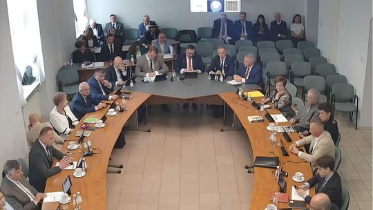 grupa osób siedzących przy okrągłym stole w starostwie powiatowym w gorlicach