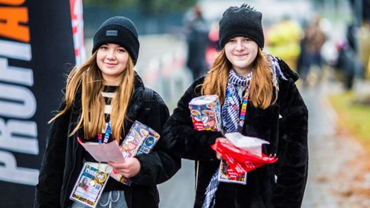 zdjęcie przedstawia dwie dziewczyny na ulicy