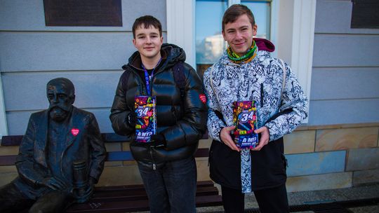 zdjęcie przedstawia dwóch chłopaków na ulicy