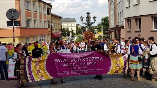 Rozpoczyna się Festiwal Świat pod Kyczerą. Gorlickim deptakiem przeszedł barwny korowód.