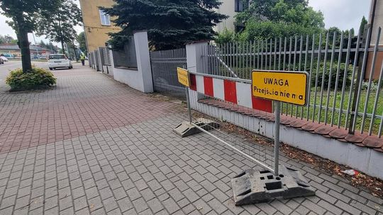 zdjęcie przedstawia chodnik w mieście, na nim barierki z napisem przejścia nie ma