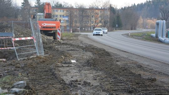 Rozsypane kamienie uszkadzają szyby aut