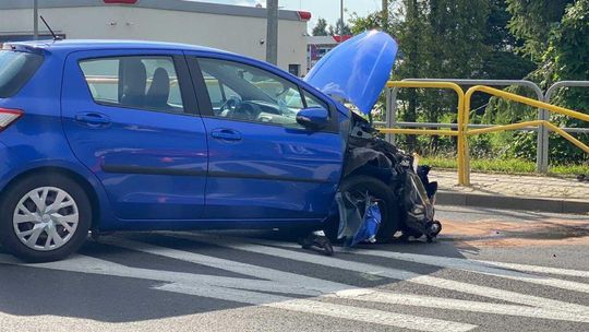 Ruch wahadłowy na DK28 w Gorlicach. Toyota uderzyła w barierki [FOTO]