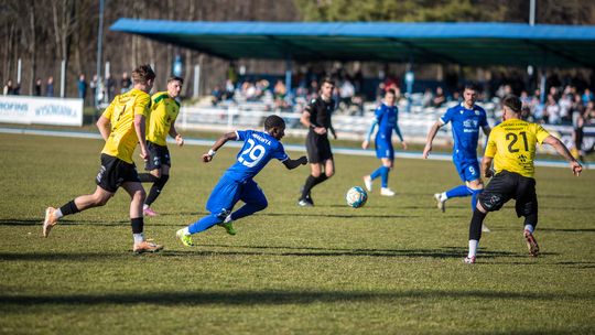 zdjęcie przedstawia piłkarzy na boisku