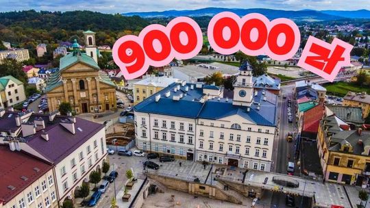 zdjęcie przedstawia ratusz w gorlicach z drona