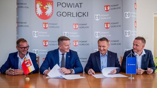 Zdjęcie przedstawia spotkanie samorządu, podpisanie umowy