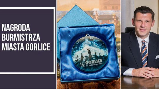 Zdjęcie przedstawia burmistrza i nagrodę