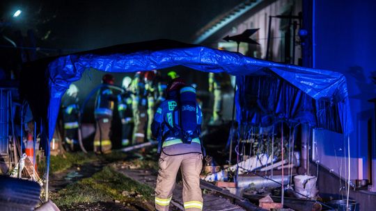 zdjęcie przedstawia strażaka z butlą na plecach