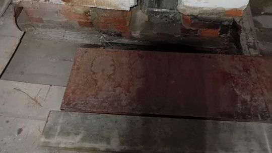 zdjęcie przedstawia strażaka z butlą na plecach