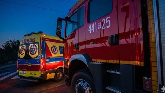 zdjęcie przedstawia widok w lusterku na samochód straży pożarnej