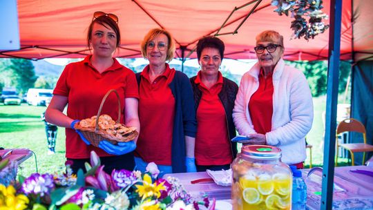 zdjęcie przedstawia kobiety z koszykiem rydzów w Wysowej-Zdroju podczas imprezy Rydzowa Jesień