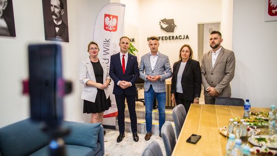 zdjęcie przedstawia kilka osób w odświętnych strojach