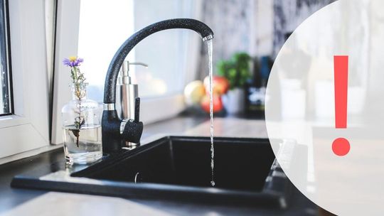 zdjęcie przedstawia wode z kranu