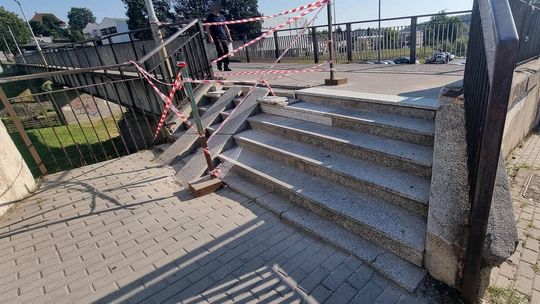 schody przed mostem na rzece ropa w gorlicach