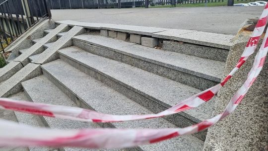 zdjęcie przedstawia schody do pieszej kładki w Gorlicach