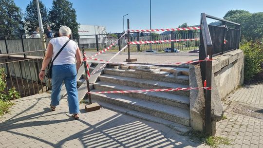 schody przy moście dla pieszych na ul. Mickiewicza w Gorlicach
