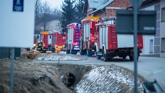 wozy strażackie na drodze w powiecie gorlickim