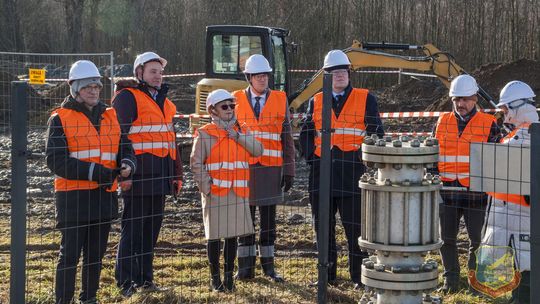 Sękowa i energia przyszłości. Geotermia to przyszłość gminy? zdjęcie przedstawia kilka osób w pomarańczowych kamizelkach na budowie